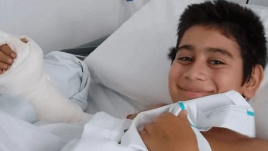 Por descuido su hermano le cortó la mano de un hachazo: lograron reimplantársela