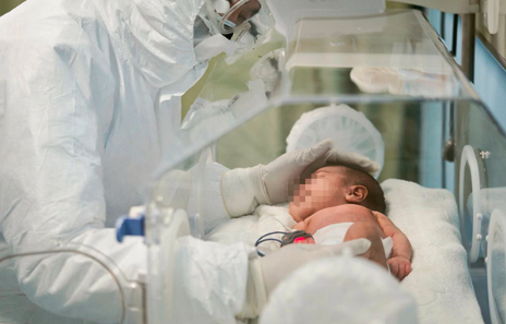 Conmoción en el Reino Unido: murió de coronavirus un bebé de 13 días