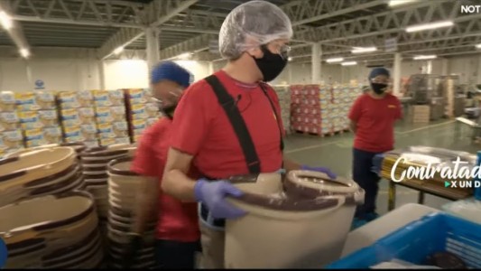 Contratado por un día: Roberto Funes Ugarte fabrica una "mopa"