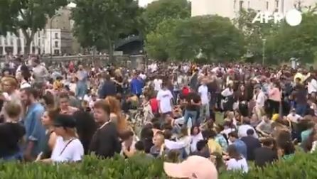 Multitudinaria asistencia a un evento musical en París hace temer un rebrote