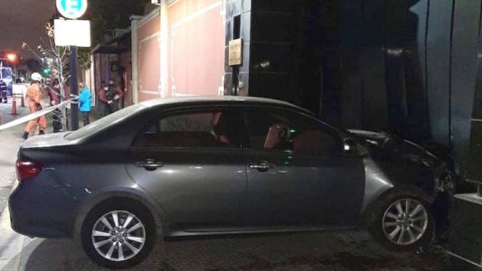 Un conductor se incrustó en el frente de la embajada China y aseguró que tenía explosivos