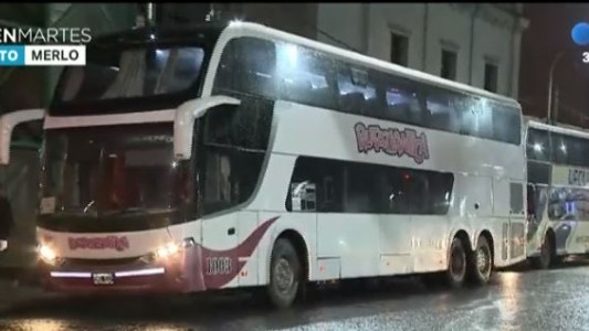 Dispusieron 33 colectivos de doble piso en estaciones de tren para reforzar los servicios