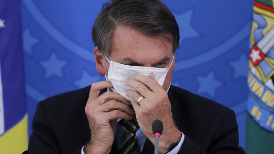 Brasil: un juez ordenó que Bolsonaro debe usar mascarilla en lugares público