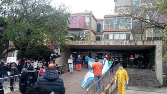 Abrazo simbólico al Hospital Durand tras la muerte de un enfermero