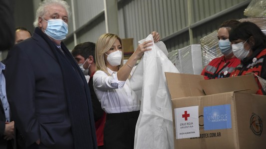 Fabiola y Ginés entregaron a la Cruz Roja los insumos comprados gracias a "Unidos por Argentina"