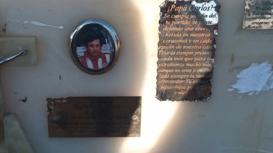 Fueron a visitar la tumba de su padre y en el nicho había otra lápida: lo cremaron por error