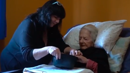 La historia de la mujer que "adoptó" a una anciana de 93 años que conoció en un geriátrico