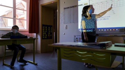 París cierra dos escuelas recién abiertas tras casos positivos de Covid-19