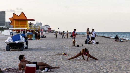 "Quería tener sexo": jóvenes viajan a Florida para escapar a las restricciones por el coronavirus