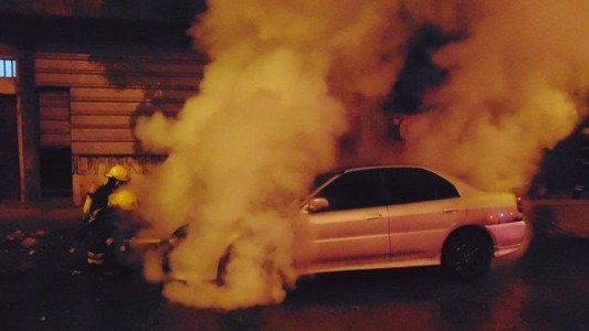 Incendiaron el auto del novio de una enfermera contagiada de Covid-19