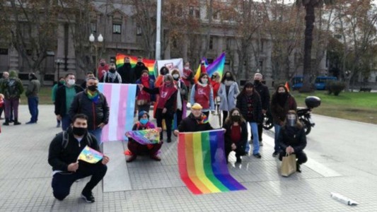Intentaron impedir el izamiento de la bandera del orgullo en pleno centro de Rosario