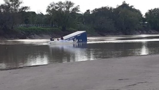 Un camión cayó al río Bermejo desde el puente que une a Chaco con Formosa