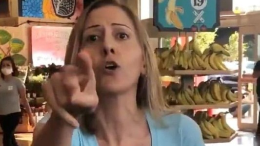 Video: la furia de una mujer que se negó a usar barbijo en un supermercado