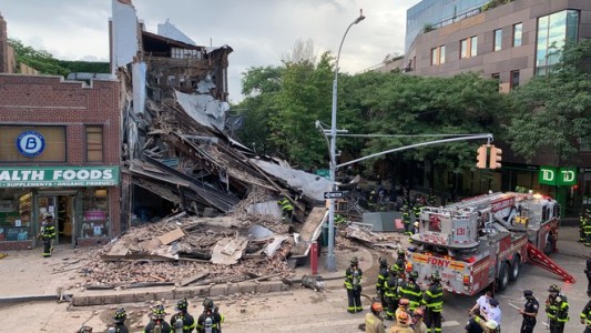 Se derrumbó un edificio en Nueva York: buscan personas atrapadas
