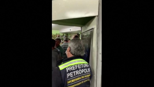 "Mozo: una caipirinha y comida para gato" el bar con veterinaria como fachada