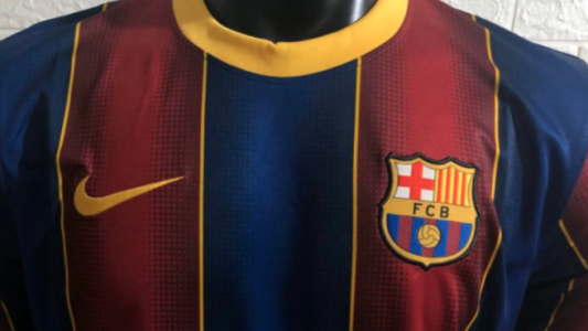 Retiran del mercado las nuevas camisetas de Barcelona porque destiñen con la transpiración