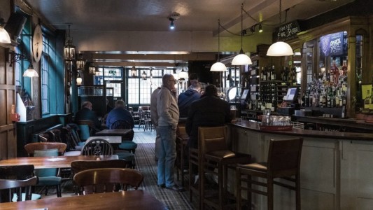 Antes de la reapertura de los bares, Johnson llama a británicos a ser responsables