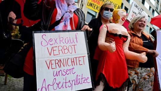 "¡Abran los prostíbulos ahora!": reclamo de trabajadoras sexuales frente al Parlamento en Alemania