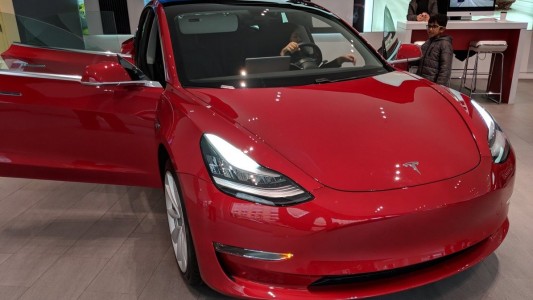 Un hombre compró por error 28 autos Tesla en un sitio de Internet