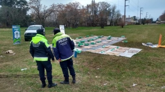 Esquivó un control policial, volcó y le encontraron 600 kilos de marihuana