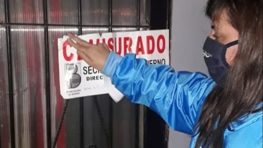 Imputaron a 9 personas que estaban bebiendo en un bar de Berisso