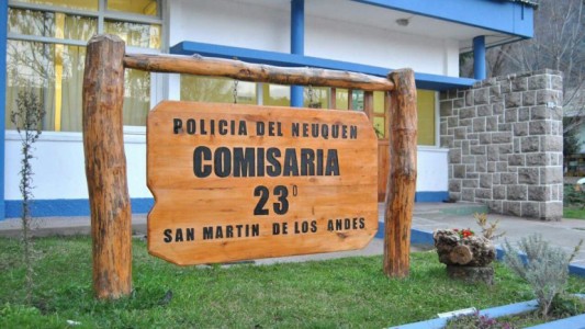 Se le cayó la billetera en la comisaría y un policía se la robó