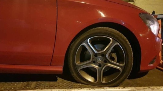 El extraño caso del japonés que pinchó los neumáticos de mil autos en busca de pareja