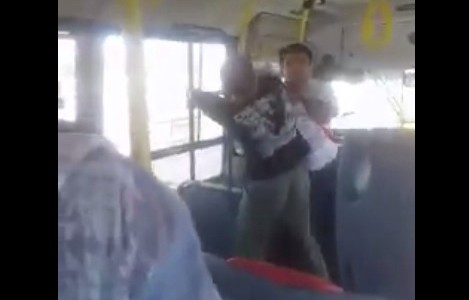 Video: Chofer se agarró a las trompadas con un pasajero en un colectivo de Córdoba