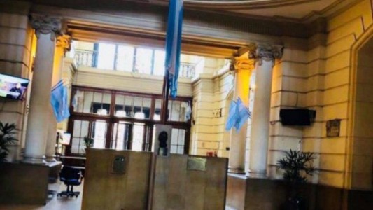 Un funcionario clave de la Aduana tiene coronavirus y se temen contagios por las reuniones que mantuvo