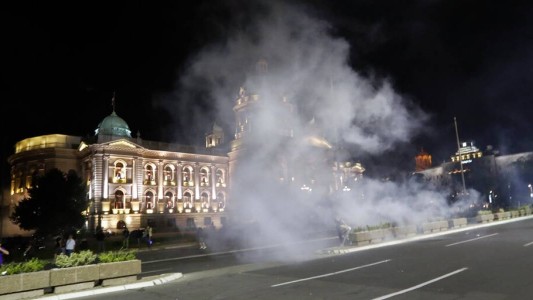 Estallido en Serbia por el anuncio de una nueva cuarentena: intentaron tomar el Parlamento