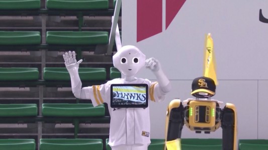 Robots porristas le ponen onda al baseball japonés