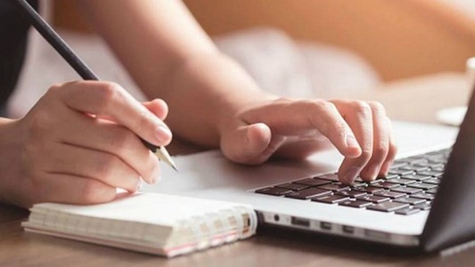 El Gobierno lanzará créditos a tasas bajas para que docentes compren computadoras