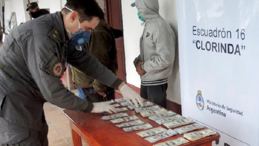 Foromosa: secuestran 50 mil dólares sin declarar que estaban ocultos en un remís