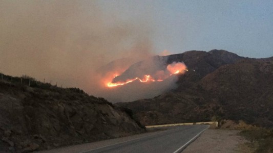 Tuvieron que evacuar dos pueblos por el incendio forestal de San Luis