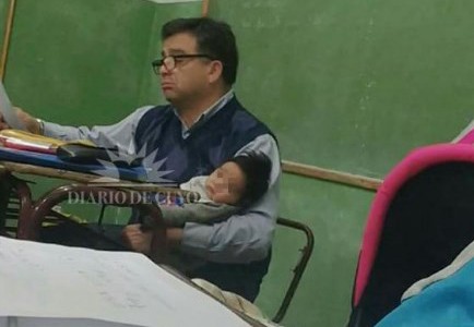 El profesor de San Juan que dio clases con el bebé de una alumna en brazos
