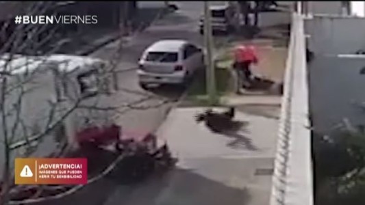 Video: Dos soderos salvaron a una mujer que era brutalmente asaltada en Villa Bosch