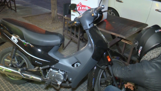 Noble gesto anónimo: le regalaron una moto al repartidor que sufrió el robo hace una semana