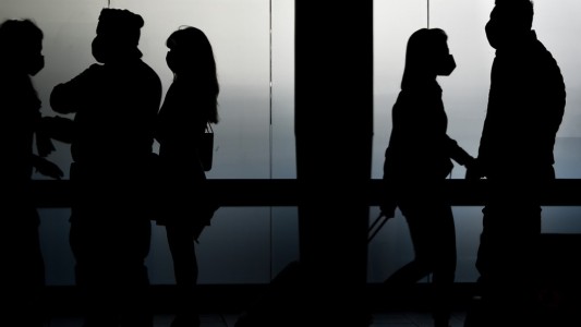 Gotículas, manos y aire: qué se sabe hasta el momento de las vías de contagio del coronavirus