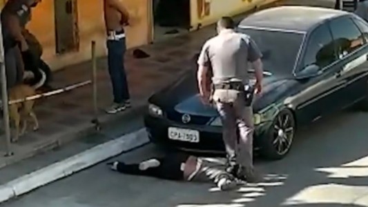 "Me desmayé cuatro veces": video de policía pisando la cabeza a una mujer indigna en Brasil