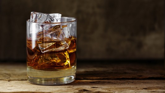 Comenzarán a vender whisky en botellas de papel: así será el envase