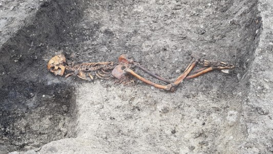 Misterio por el hallazgo del esqueleto de la Edad de Hierro: tenía las manos atadas