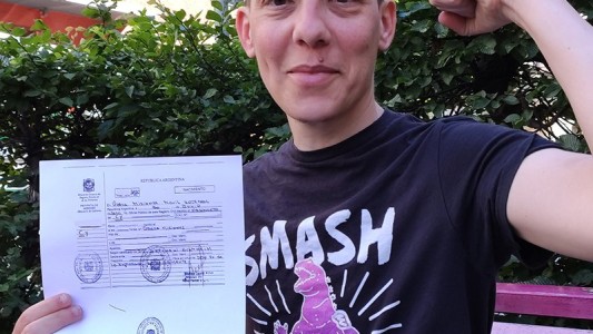 Tiene partida de nacimiento sin género, pero ahora no le dan el pasaporte para volver a Argentina