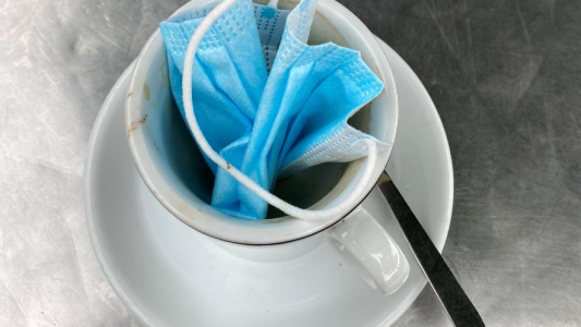 "Nunca hagas esto": así dejaron un barbijo en una cafetería