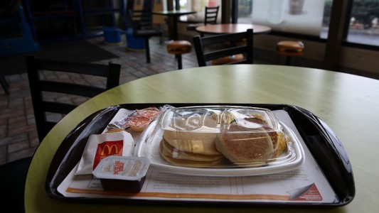 Video: agredió a un empleado de McDonald´s que le pidió que use tapabocas en el local