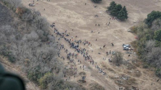 Un helicóptero debió dispersar a 100 personas en un carrera de caballos en Córdoba