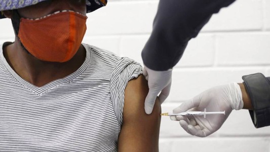 Los efectos secundarios que produce la vacuna de Oxford contra el coronavirus