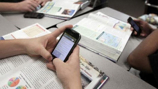 Impulsan habilitar el uso de celulares y tablets en escuelas bonaerenses