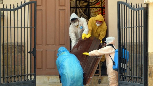 Coronavirus: levantaron 420 muertos de las calles y casas en Bolivia