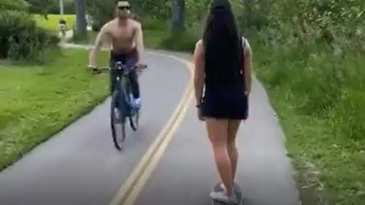 Video: escupió a una mujer asiática en un parque y lo detuvieron