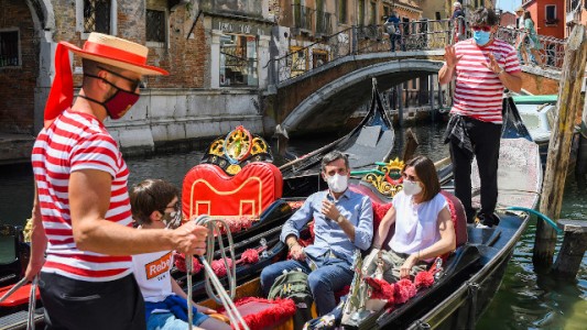 Por el sobrepeso de los turistas, las góndolas de Venecia transportarán menos personas